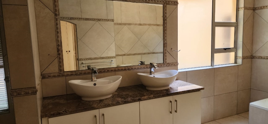 5 Bedroom Property for Sale in Larrendale Gauteng