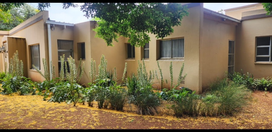 5 Bedroom Property for Sale in Larrendale Gauteng