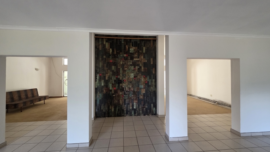 5 Bedroom Property for Sale in Larrendale Gauteng