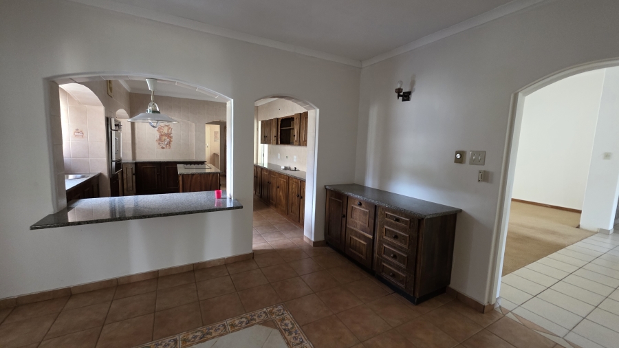 5 Bedroom Property for Sale in Larrendale Gauteng