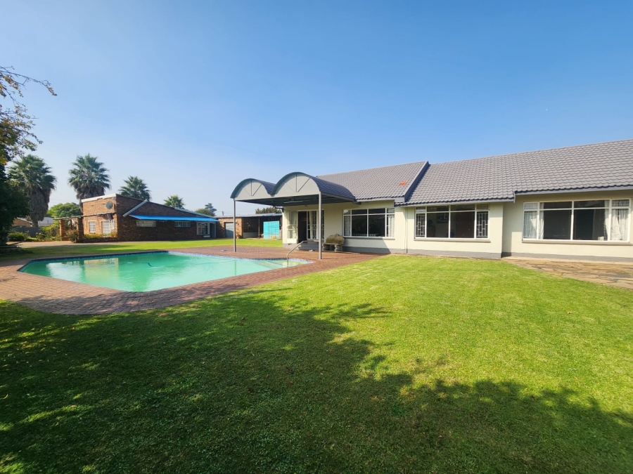 5 Bedroom Property for Sale in Meyerton Central Gauteng
