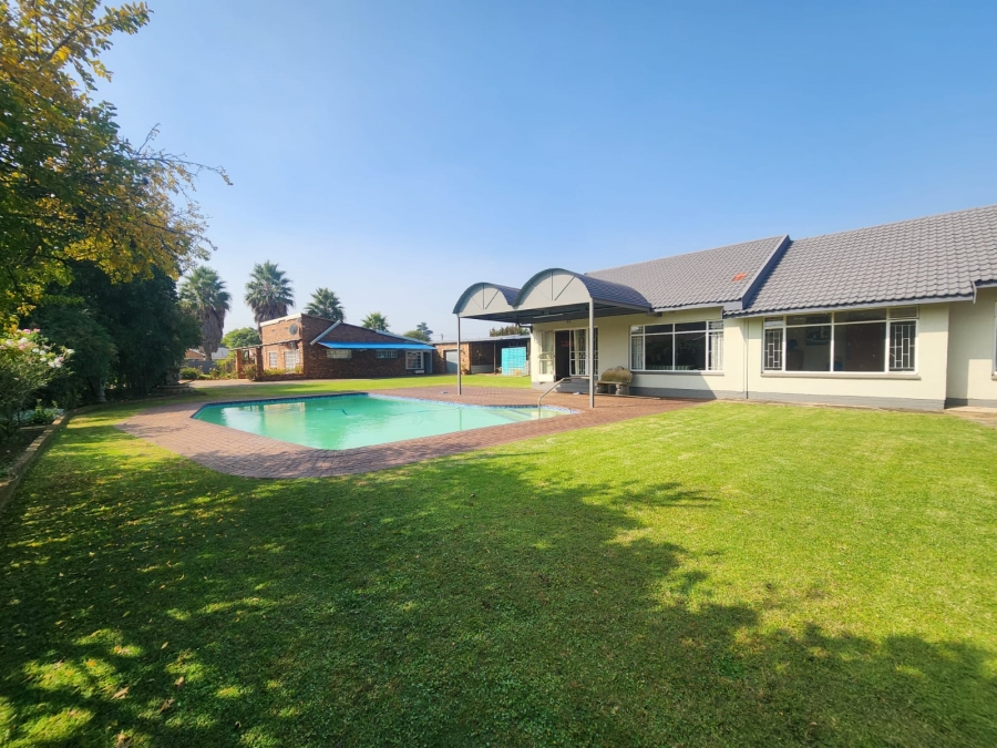 5 Bedroom Property for Sale in Meyerton Central Gauteng