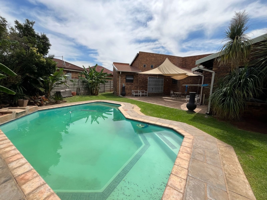 8 Bedroom Property for Sale in Dalpark Ext 1 Gauteng