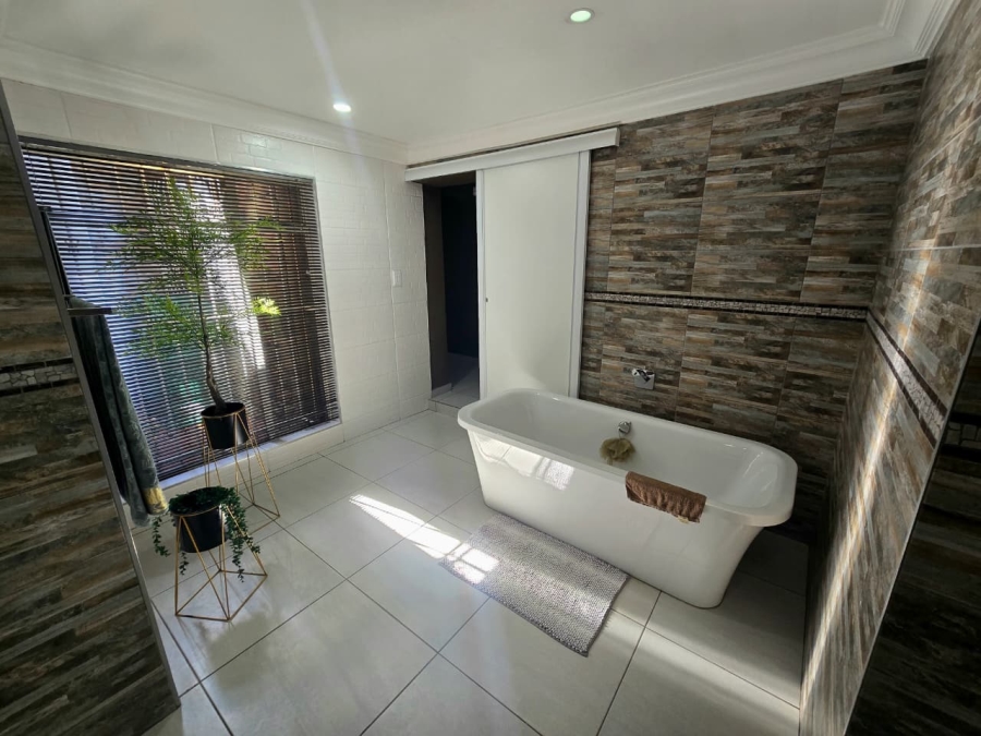 3 Bedroom Property for Sale in Mooilande Gauteng