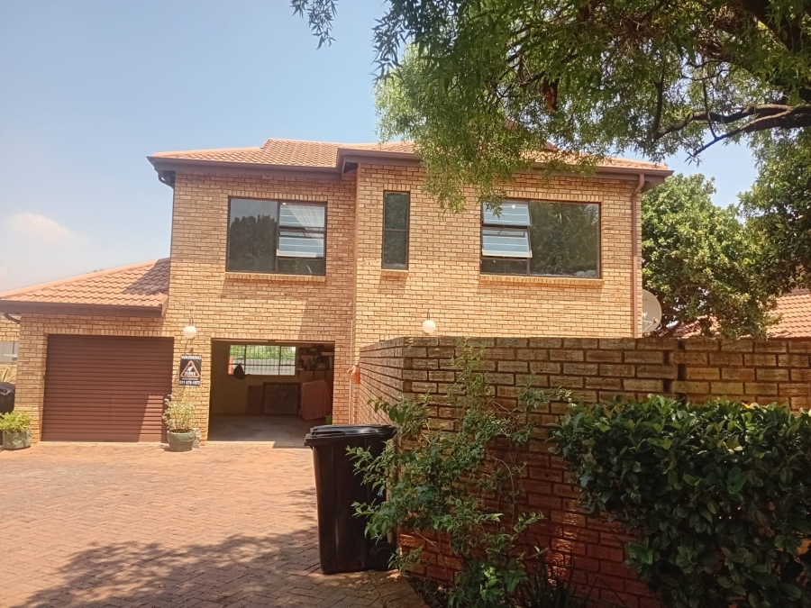 To Let 3 Bedroom Property for Rent in Allens Nek Gauteng