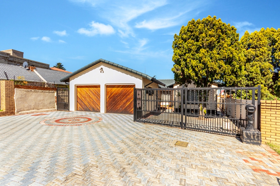 4 Bedroom Property for Sale in Diepkloof Gauteng