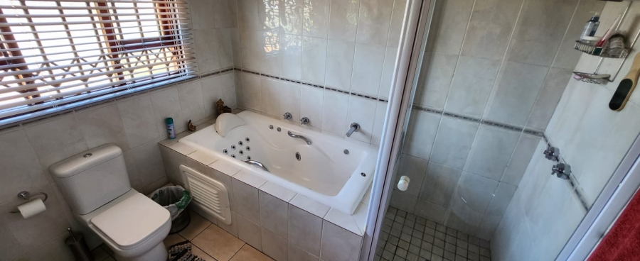 4 Bedroom Property for Sale in Mulbarton Gauteng