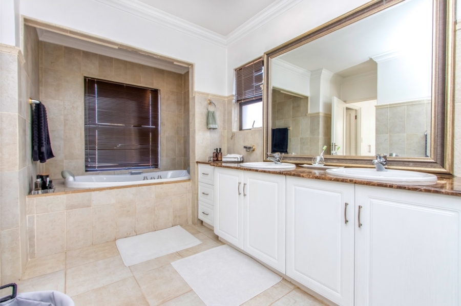 5 Bedroom Property for Sale in Dainfern Golf Estate Gauteng