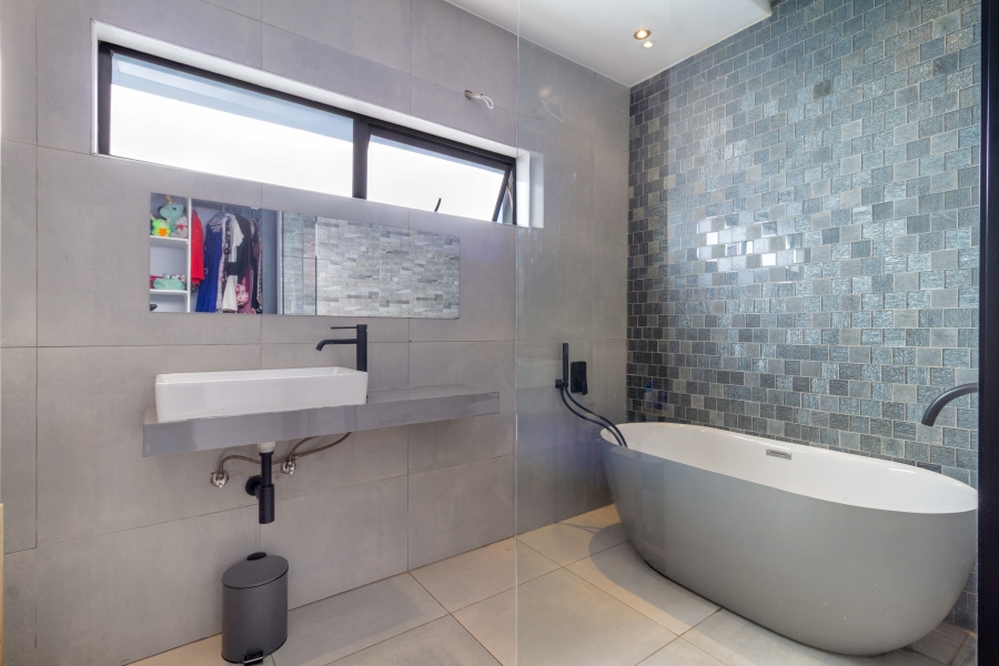 5 Bedroom Property for Sale in Blue Valley Golf Estate Gauteng