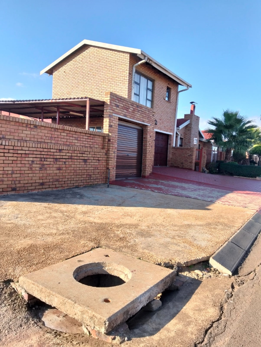 3 Bedroom Property for Sale in Mohlakeng Gauteng