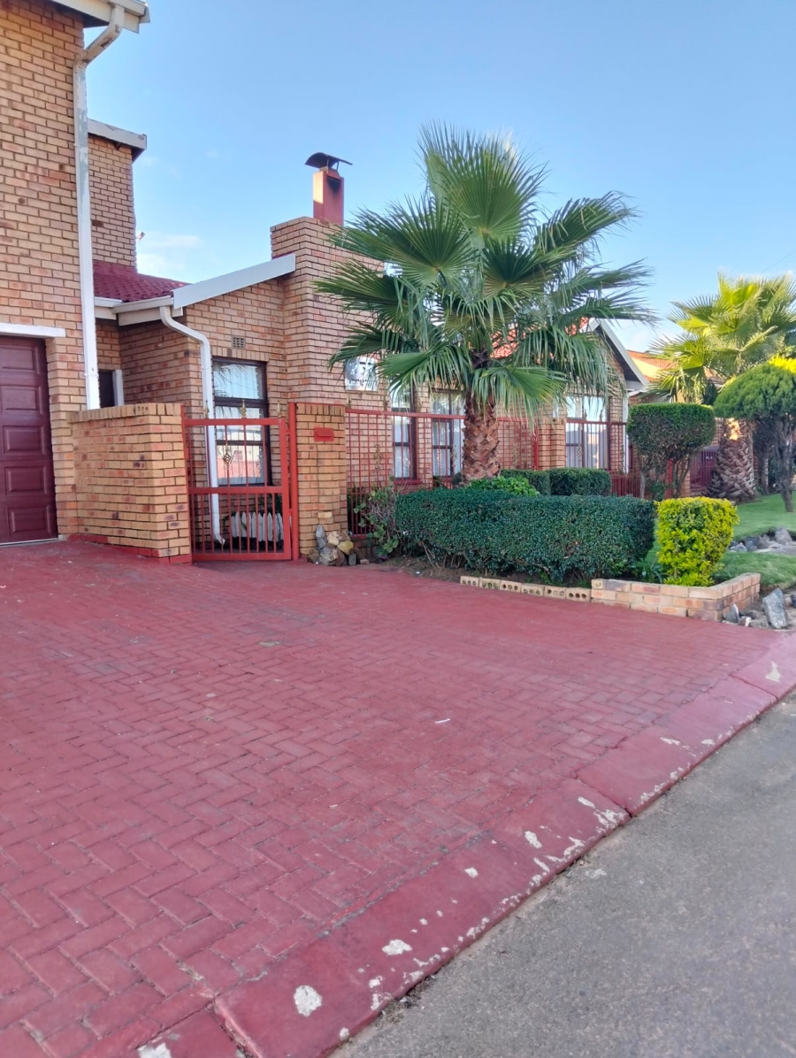 3 Bedroom Property for Sale in Mohlakeng Gauteng