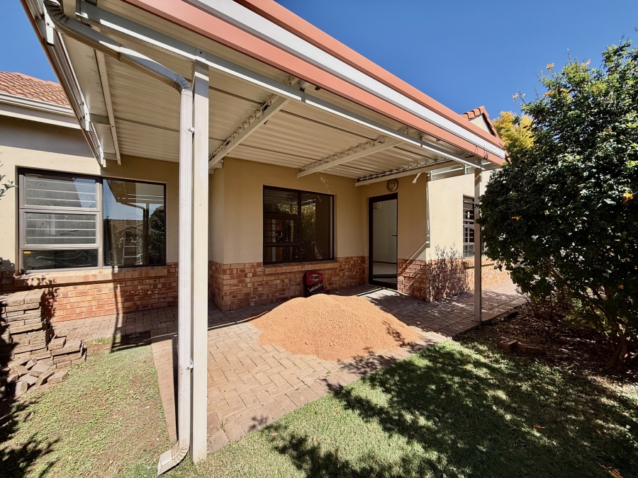 2 Bedroom Property for Sale in The Retreat Gauteng