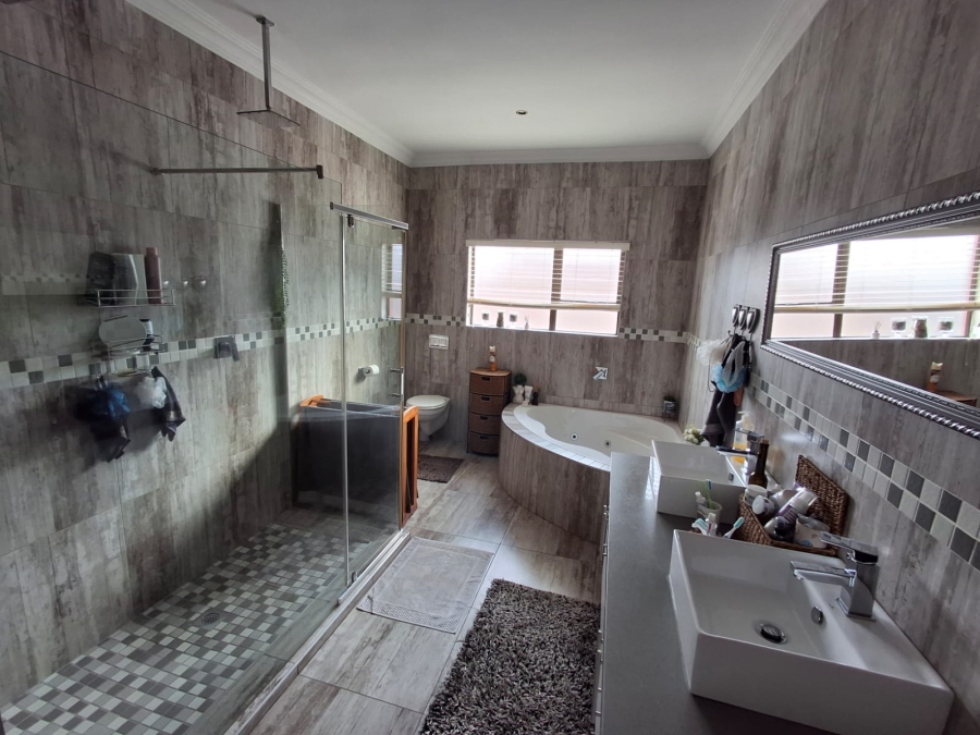 5 Bedroom Property for Sale in Theresa Park Gauteng