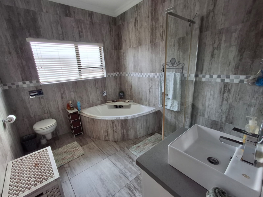5 Bedroom Property for Sale in Theresa Park Gauteng