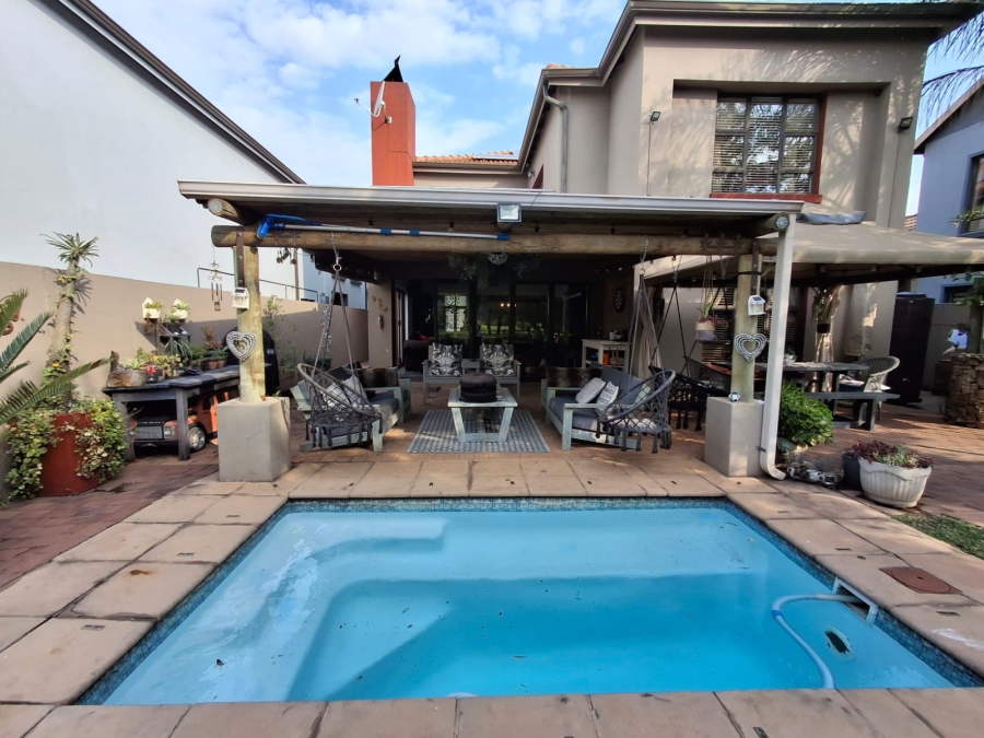 5 Bedroom Property for Sale in Theresa Park Gauteng