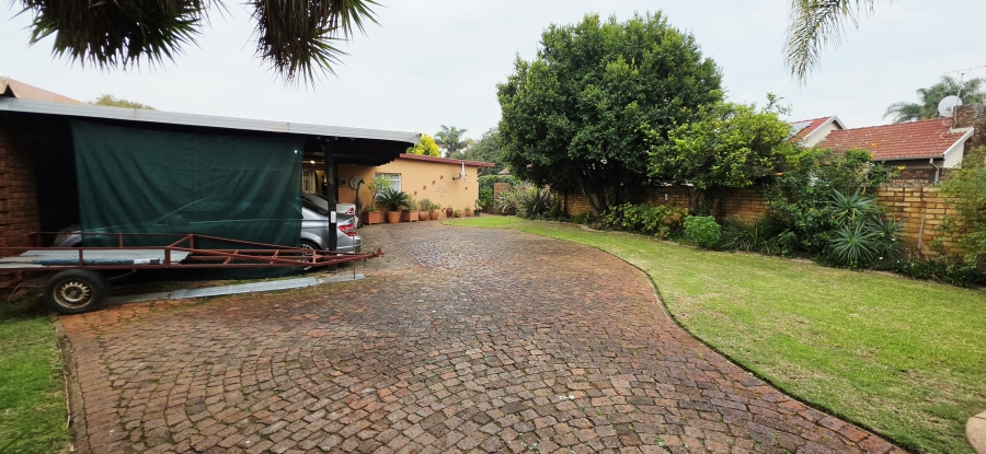 4 Bedroom Property for Sale in Wierda Park Gauteng