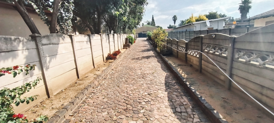 To Let 4 Bedroom Property for Rent in Elandspark Gauteng