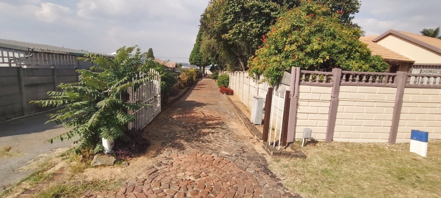 To Let 4 Bedroom Property for Rent in Elandspark Gauteng