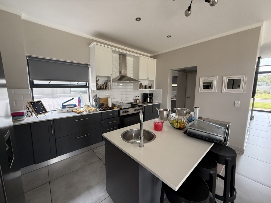 4 Bedroom Property for Sale in Midstream Ridge Gauteng