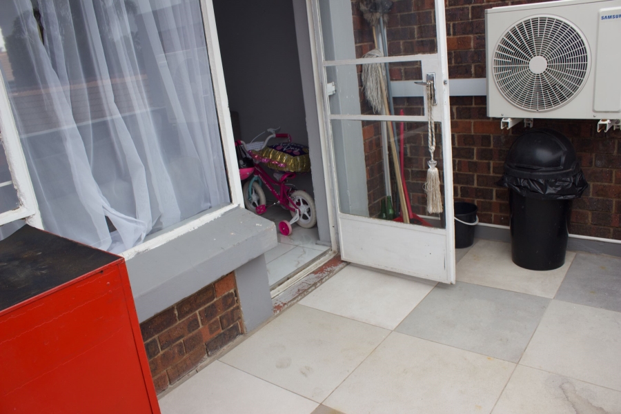 2 Bedroom Property for Sale in Glen Marais Gauteng