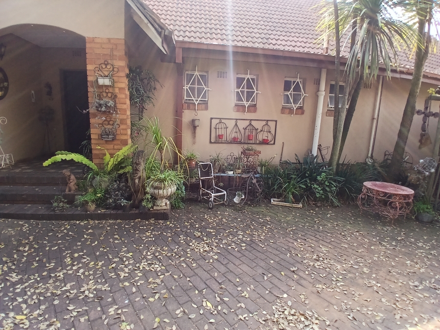 5 Bedroom Property for Sale in Selcourt Gauteng