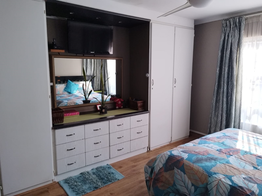 4 Bedroom Property for Sale in Van Riebeeck Park Gauteng