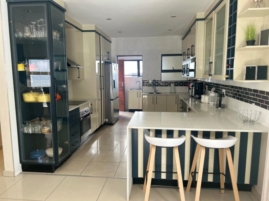 6 Bedroom Property for Sale in Halfway Gardens Gauteng