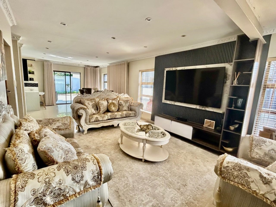 6 Bedroom Property for Sale in Halfway Gardens Gauteng