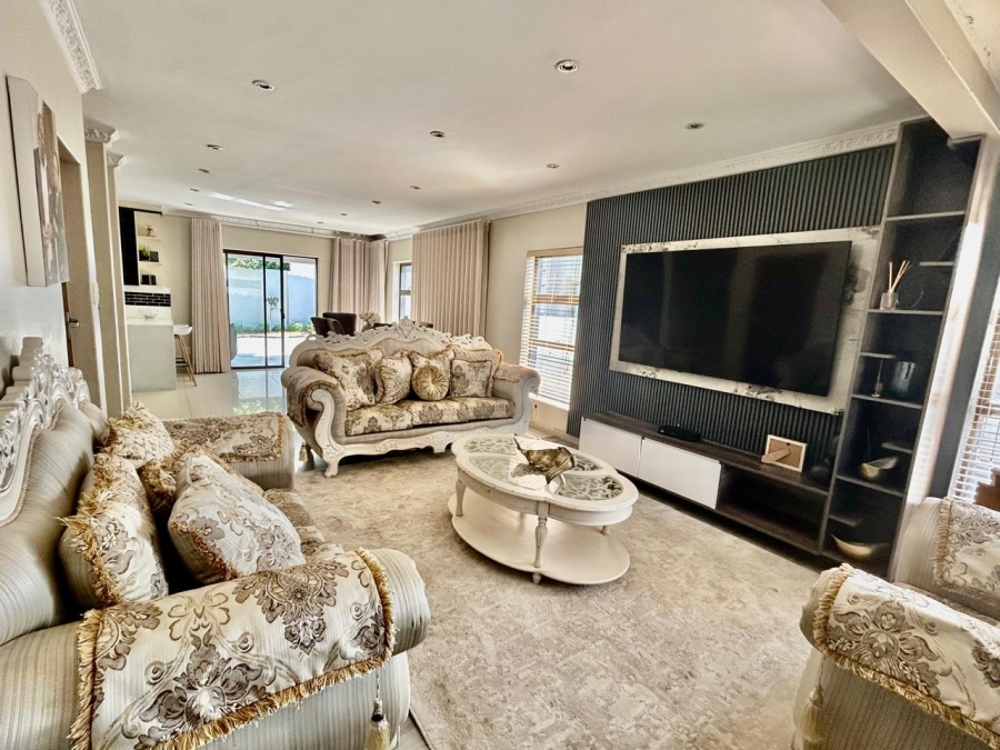 6 Bedroom Property for Sale in Halfway Gardens Gauteng