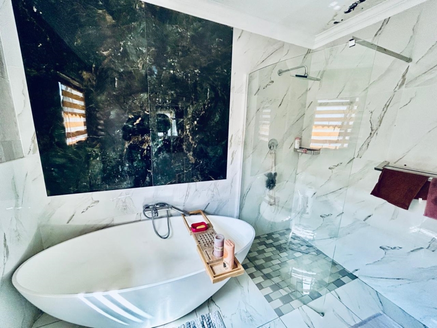 6 Bedroom Property for Sale in Halfway Gardens Gauteng