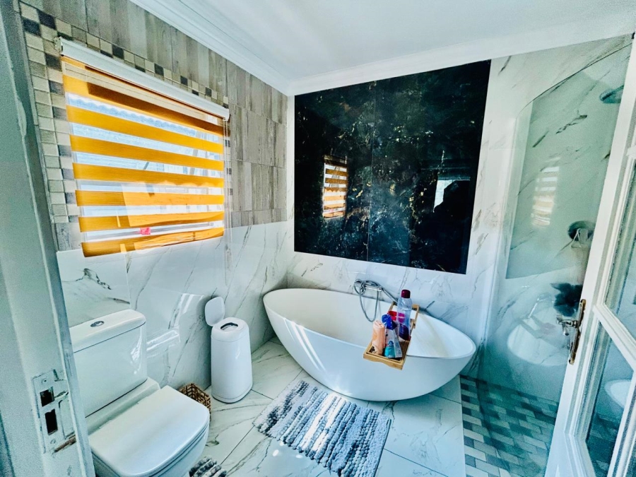 6 Bedroom Property for Sale in Halfway Gardens Gauteng
