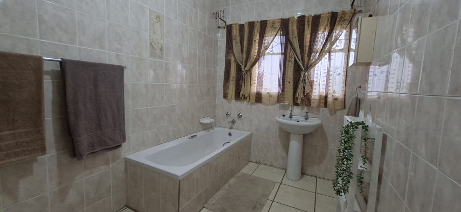 4 Bedroom Property for Sale in Quellerie Park Gauteng