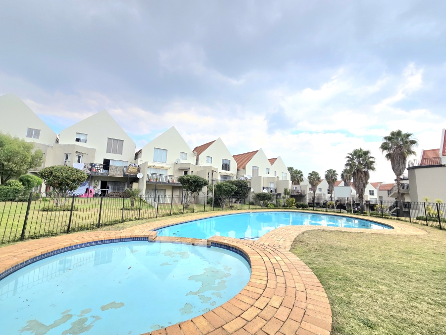 4 Bedroom Property for Sale in Halfway Gardens Gauteng