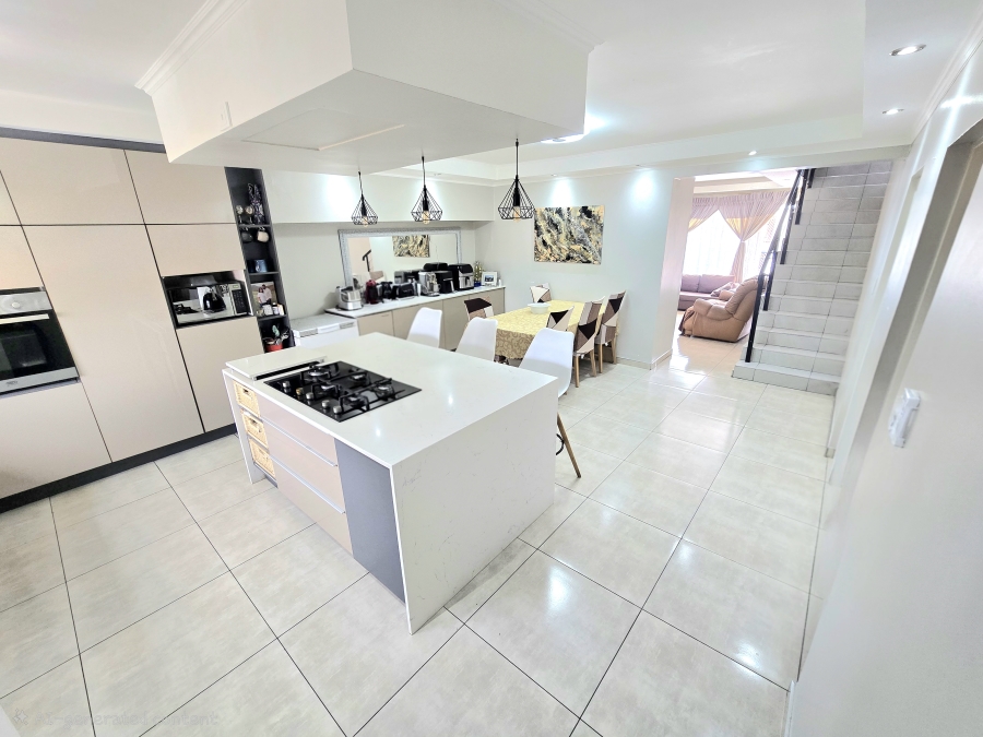 4 Bedroom Property for Sale in Halfway Gardens Gauteng