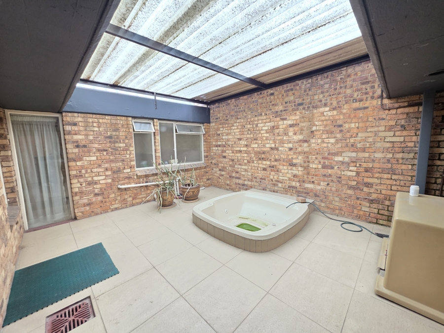 3 Bedroom Property for Sale in Nieuw Muckleneuk Gauteng