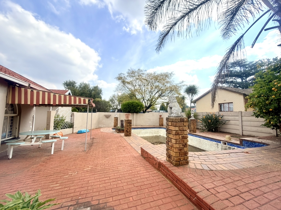 5 Bedroom Property for Sale in Rynsoord Gauteng