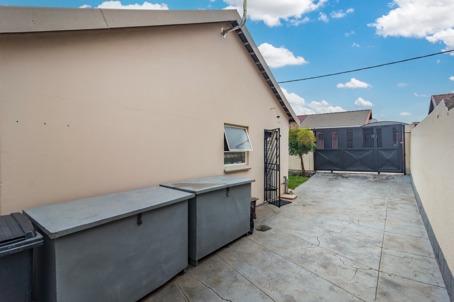 2 Bedroom Property for Sale in Fleurhof Gauteng