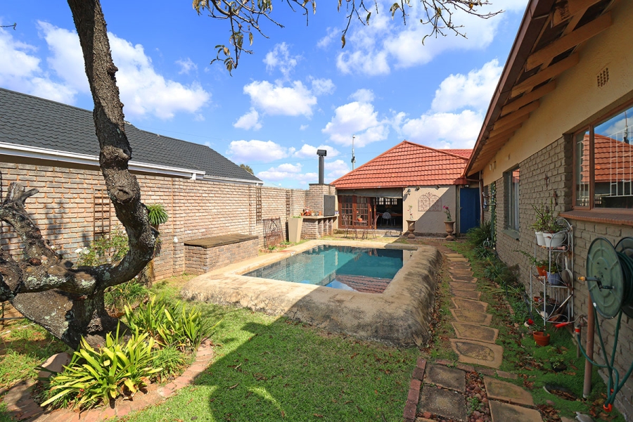 3 Bedroom Property for Sale in Helikonpark Gauteng