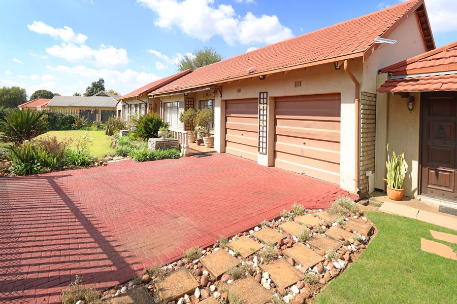 3 Bedroom Property for Sale in Helikonpark Gauteng
