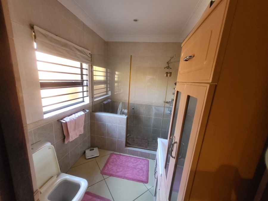 7 Bedroom Property for Sale in Lenasia Ext 1 Gauteng