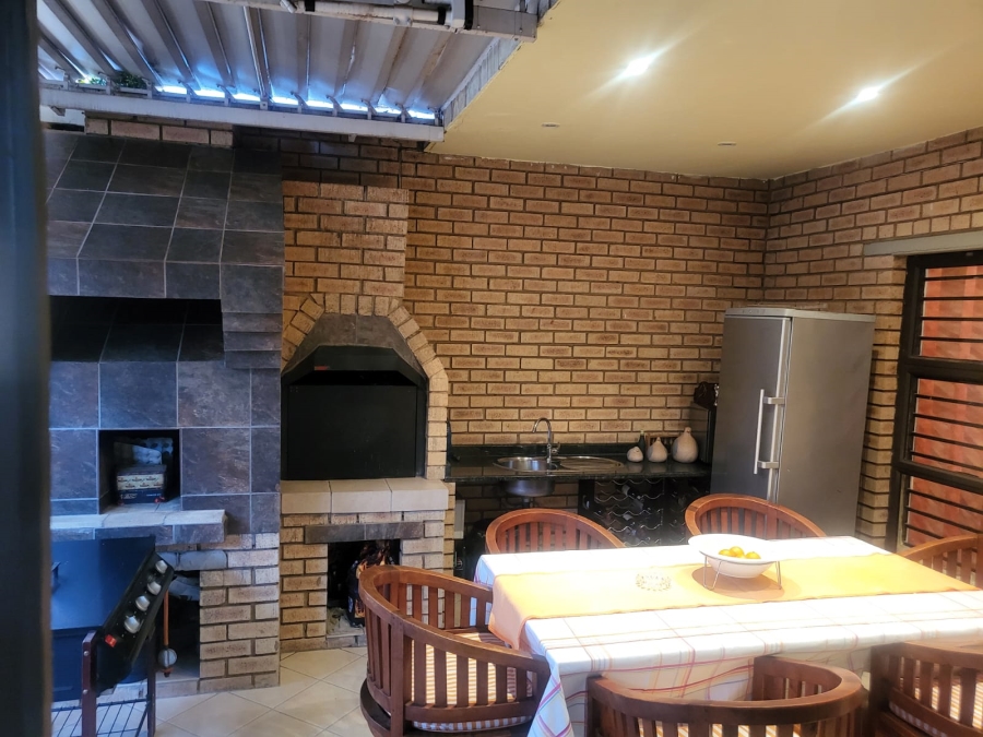 7 Bedroom Property for Sale in Lenasia Ext 1 Gauteng