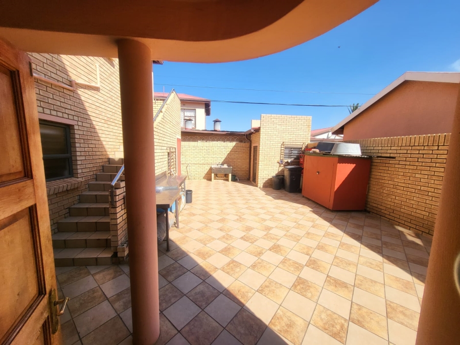 7 Bedroom Property for Sale in Lenasia Ext 1 Gauteng