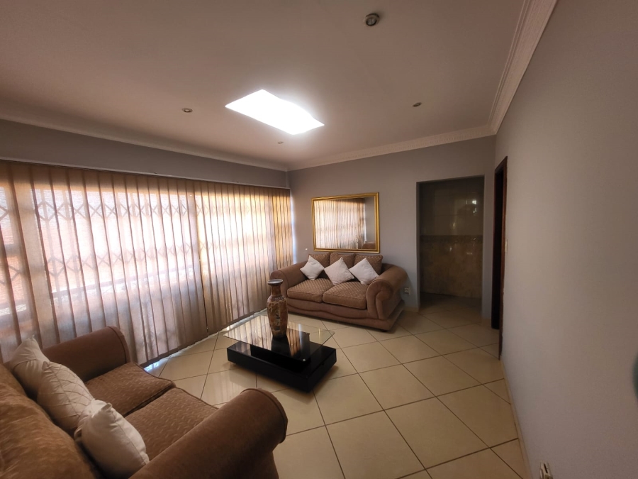 7 Bedroom Property for Sale in Lenasia Ext 1 Gauteng
