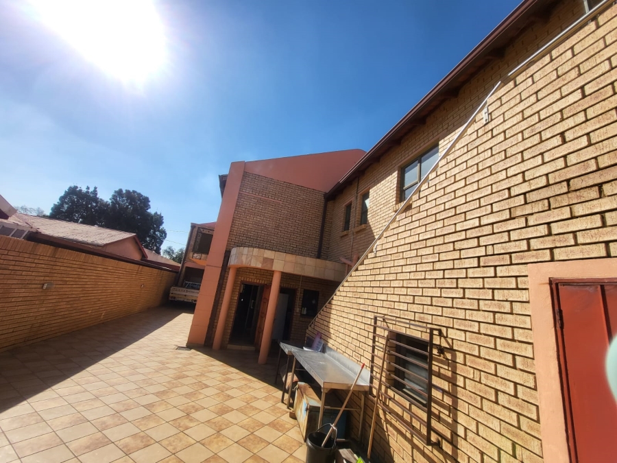 7 Bedroom Property for Sale in Lenasia Ext 1 Gauteng