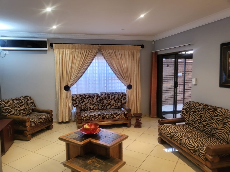 7 Bedroom Property for Sale in Lenasia Ext 1 Gauteng