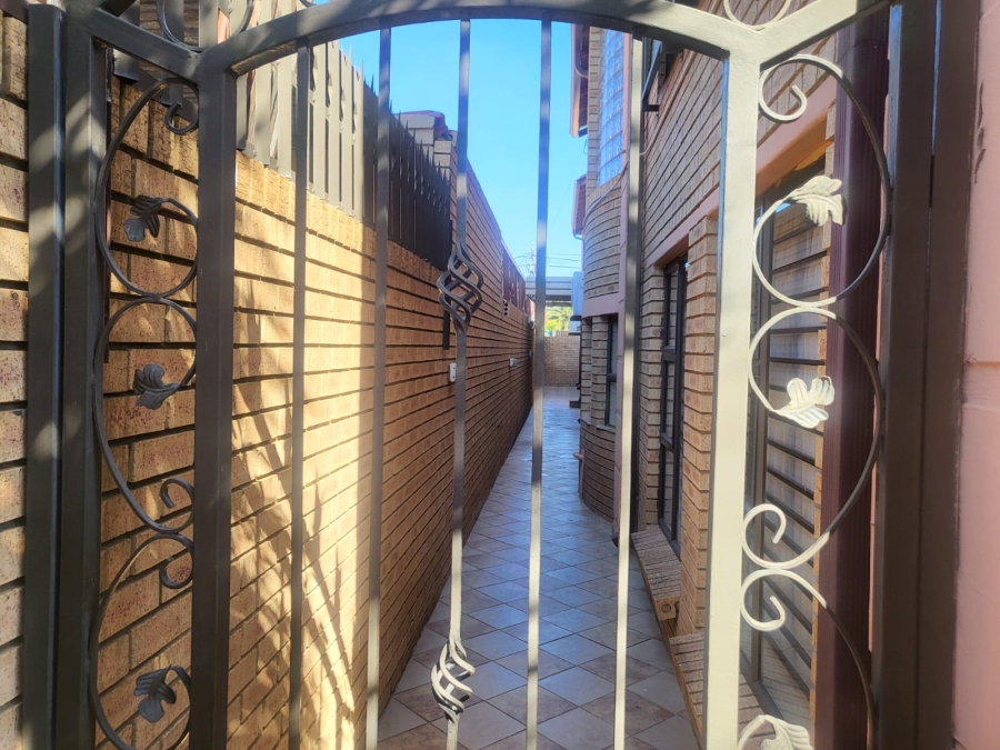 7 Bedroom Property for Sale in Lenasia Ext 1 Gauteng