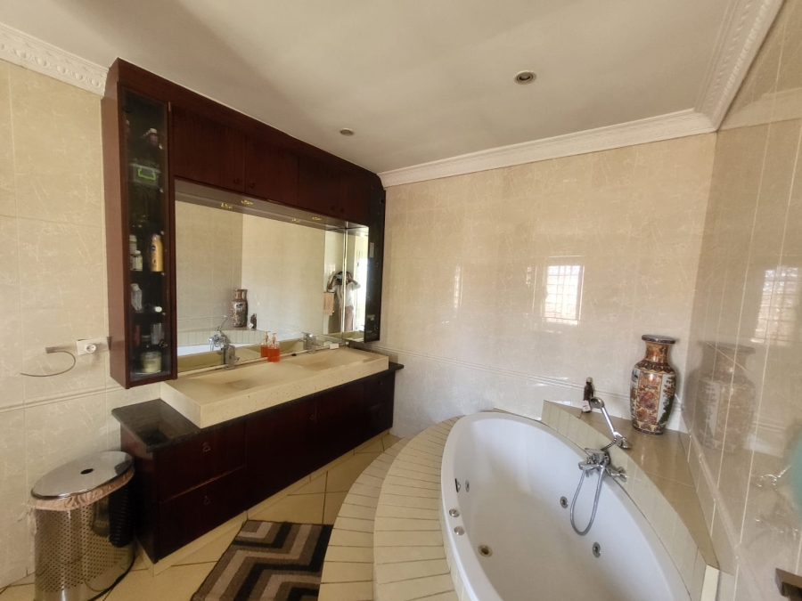 7 Bedroom Property for Sale in Lenasia Ext 1 Gauteng