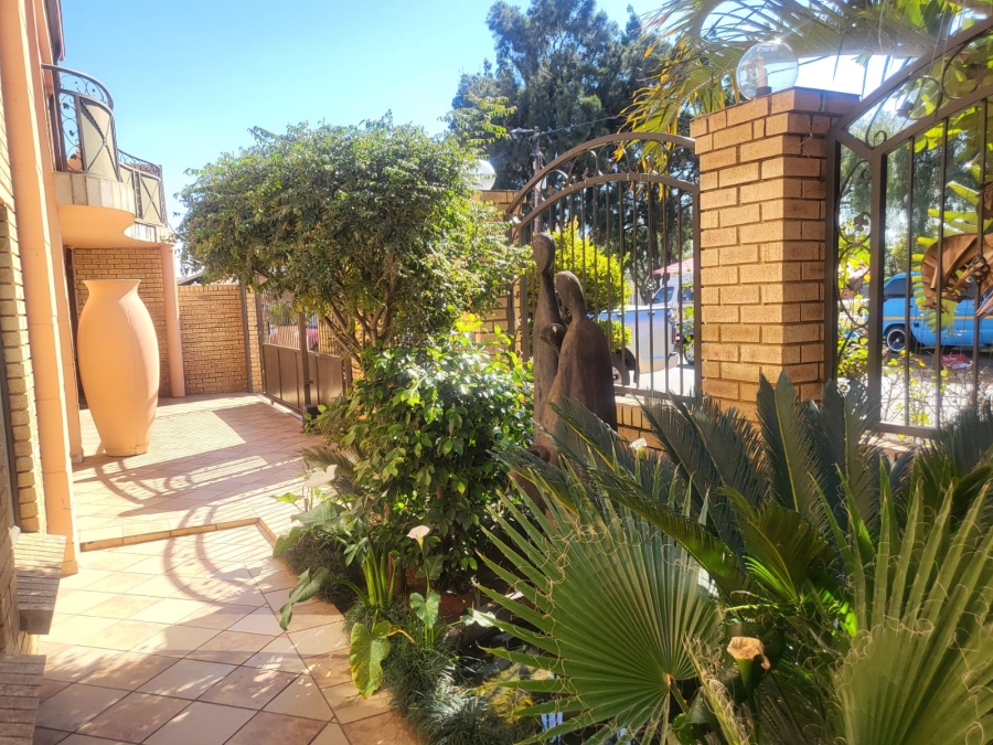 7 Bedroom Property for Sale in Lenasia Ext 1 Gauteng