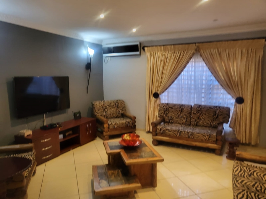 7 Bedroom Property for Sale in Lenasia Ext 1 Gauteng