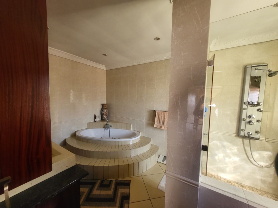 7 Bedroom Property for Sale in Lenasia Ext 1 Gauteng
